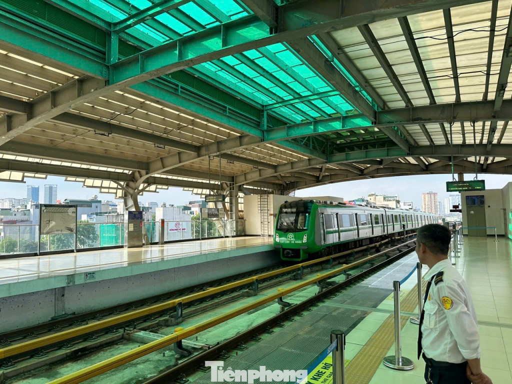 Bên trong ga tàu Yên Nghĩa với phần mái bên trên vừa được sửa chữa. Bên trong ga tàu Yên Nghĩa với phần mái bên trên vừa được sửa chữa.