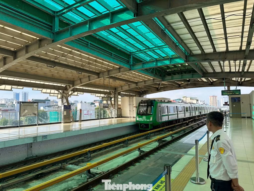 Bên trong ga tàu Yên Nghĩa với phần mái bên trên vừa được sửa chữa.
