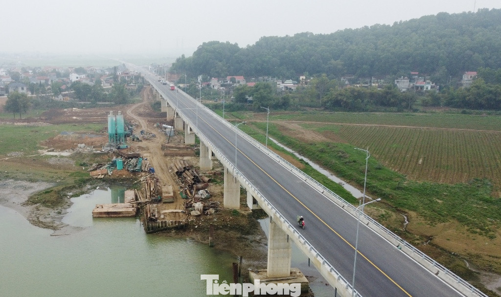 Hạng mục cầu Xuân Quang có tổng mức đầu tư 655 tỷ đồng, với chiều dài 1.042m, 25 nhịp, rộng hai làn xe hỗn hợp, được xây dựng với điểm đầu tại xã Hoằng Xuân (Hoằng Hóa), điểm cuối tại xã Thiệu Quang (Thiệu Hóa).