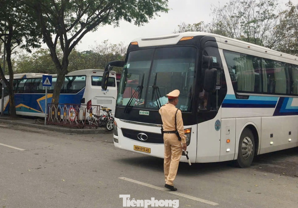 Trung tá Nguyễn Văn Hải, Đội trưởng Đội CSGT số 2, Phòng CSGT Hà Nội cho biết, cùng với các tổ công tác được bố trí "vòng ngoài" (điều tiết hướng dẫn xe trên đường), Đội CSGT số 2 còn bố trí các tổ tuần tra tại các bãi xe để điều tiết xe ra vào bãi, tránh ùn tắc. Trong hai ngày qua, nhiều bãi xe được bố trí đã chật cứng xe khách dừng đỗ. Có thời điểm nhiều xe đã được CSGT điều tiết xe từ bãi này sang bãi khác để tránh quá tải. Trung tá Nguyễn Văn Hải, Đội trưởng Đội CSGT số 2, Phòng CSGT Hà Nội cho biết, cùng với các tổ công tác được bố trí "vòng ngoài" (điều tiết hướng dẫn xe trên đường), Đội CSGT số 2 còn bố trí các tổ tuần tra tại các bãi xe để điều tiết xe ra vào bãi, tránh ùn tắc. Trong hai ngày qua, nhiều bãi xe được bố trí đã chật cứng xe khách dừng đỗ. Có thời điểm nhiều xe đã được CSGT điều tiết xe từ bãi này sang bãi khác để tránh quá tải.