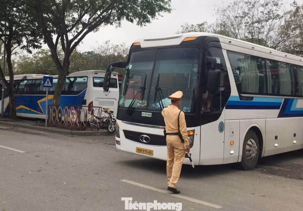 Trung tá Nguyễn Văn Hải, Đội trưởng Đội CSGT số 2, Phòng CSGT Hà Nội cho biết, cùng với các tổ công tác được bố trí "vòng ngoài" (điều tiết hướng dẫn xe trên đường), Đội CSGT số 2 còn bố trí các tổ tuần tra tại các bãi xe để điều tiết xe ra vào bãi, tránh ùn tắc. Trong hai ngày qua, nhiều bãi xe được bố trí đã chật cứng xe khách dừng đỗ. Có thời điểm nhiều xe đã được CSGT điều tiết xe từ bãi này sang bãi khác để tránh quá tải.