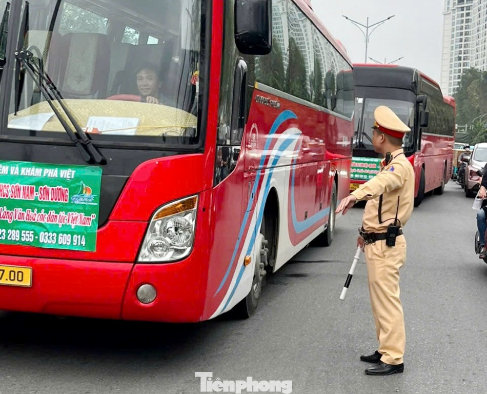 Trong 2 ngày cuối tuần vừa qua trên các tuyến đường vành đai, hướng tâm dẫn về trung tâm Ba Đình như Yên Phụ, Âu Cơ, Thanh Niên, Hoàng Hoa Thám... lượng xe khách đeo logo xe hợp đồng, xe du lịch đã tăng gấp đôi, gấp ba ngày thường. Có thời điểm trên đường Yên Phụ, xe khách xếp thành hai hàng kéo dài. Để điều tiết xe đi lại và tài xế biết các bãi xe được bố trí, trong hai ngày qua, Đội CSGT số 2, Phòng CSGT đã bố trí cán bộ ra cả các tuyến đường bên ngoài khu vực Ba Đình như Yên Phụ, Âu Cơ, Thanh Niên... để hướng dẫn xe khách di chuyển. Trong 2 ngày cuối tuần vừa qua trên các tuyến đường vành đai, hướng tâm dẫn về trung tâm Ba Đình như Yên Phụ, Âu Cơ, Thanh Niên, Hoàng Hoa Thám... lượng xe khách đeo logo xe hợp đồng, xe du lịch đã tăng gấp đôi, gấp ba ngày thường. Có thời điểm trên đường Yên Phụ, xe khách xếp thành hai hàng kéo dài. Để điều tiết xe đi lại và tài xế biết các bãi xe được bố trí, trong hai ngày qua, Đội CSGT số 2, Phòng CSGT đã bố trí cán bộ ra cả các tuyến đường bên ngoài khu vực Ba Đình như Yên Phụ, Âu Cơ, Thanh Niên... để hướng dẫn xe khách di chuyển.
