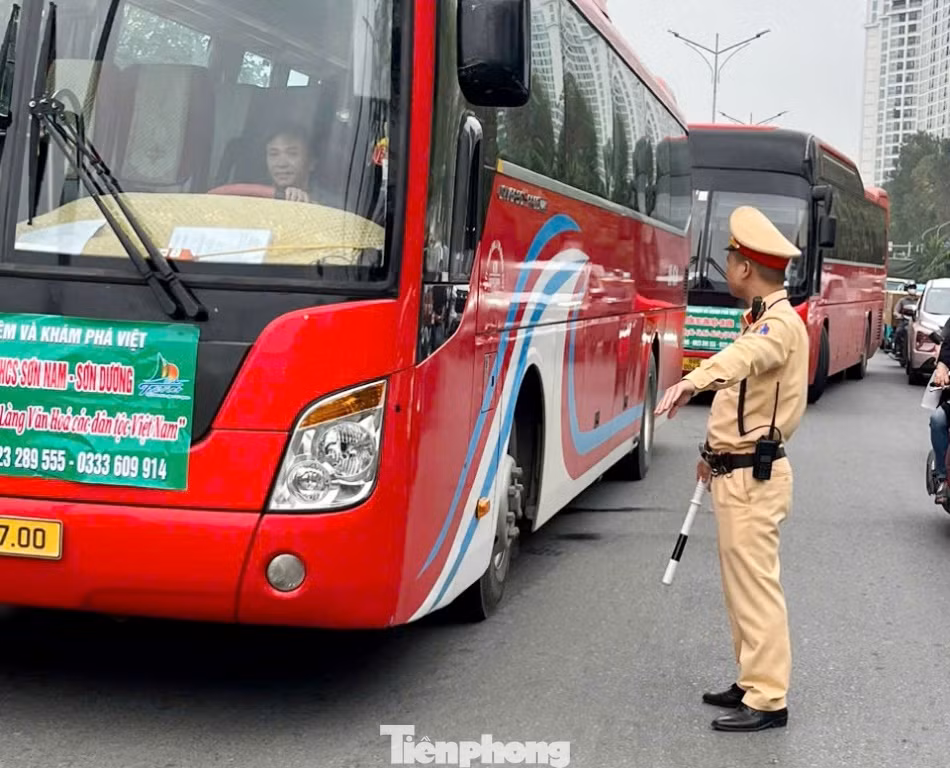 Trong 2 ngày cuối tuần vừa qua trên các tuyến đường vành đai, hướng tâm dẫn về trung tâm Ba Đình như Yên Phụ, Âu Cơ, Thanh Niên, Hoàng Hoa Thám... lượng xe khách đeo logo xe hợp đồng, xe du lịch đã tăng gấp đôi, gấp ba ngày thường. Có thời điểm trên đường Yên Phụ, xe khách xếp thành hai hàng kéo dài. Để điều tiết xe đi lại và tài xế biết các bãi xe được bố trí, trong hai ngày qua, Đội CSGT số 2, Phòng CSGT đã bố trí cán bộ ra cả các tuyến đường bên ngoài khu vực Ba Đình như Yên Phụ, Âu Cơ, Thanh Niên... để hướng dẫn xe khách di chuyển.