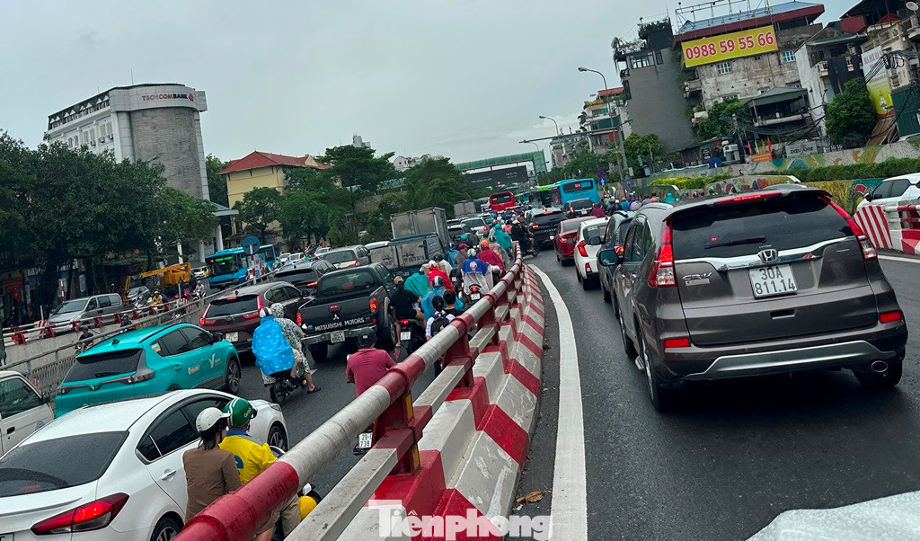 Đại diện Sở GTVT Hà Nội cho biết, lý do của việc kéo dài "lệnh cấm" trên (đã được thực hiện từ tháng 9 đến nay) là để giảm mật độ xe, giảm ùn tắc trên cầu Chương Dương.