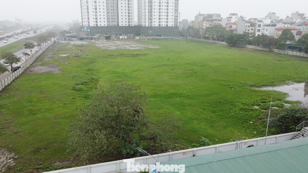 Sau 10 năm được thành phố có quyết định giao cho các sở ngành, địa phương có liên quan phối hợp với nhà đầu tư thực hiện dự án bến xe Yên Sở, đến nay mặt bằng vẫn là bãi đất trống được quây rào xung quanh.