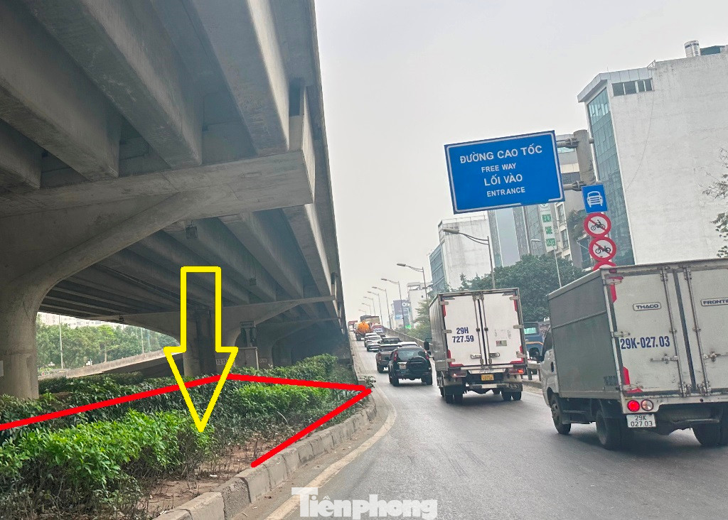 Trên tuyến đường Khuất Duy Tiến, các đơn vị có trách nhiệm triển khai phương án xén bỏ dải phân cách hướng đường Khuất Duy Tiến - Thanh Xuân, mở rộng lòng đường từ 3 đến 3,2 mét.