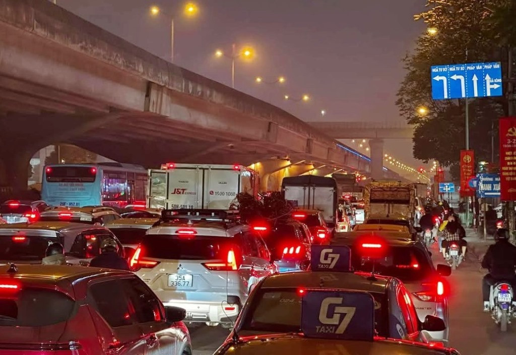 Trong ngày thực hiện đầu tiên 18/1, trên đường Nguyễn Trãi giao thông đi lại ùn ứ đến 23h.