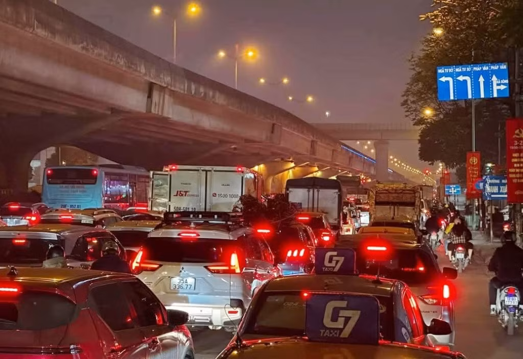 Trong ngày thực hiện đầu tiên 18/1, trên đường Nguyễn Trãi giao thông đi lại ùn ứ đến 23h.