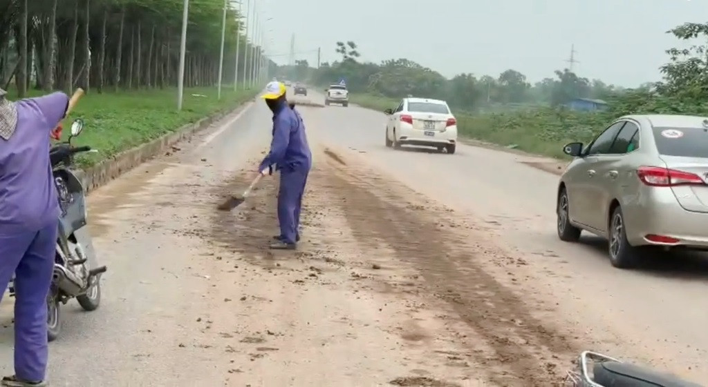 Sau mỗi lần xe tải gây rơi vãi đất phế thải ra đường, công nhân môi trường phải rất vất vả thu dọn để đảm bảo an toàn giao thông Sau mỗi lần xe tải gây rơi vãi đất phế thải ra đường, công nhân môi trường phải rất vất vả thu dọn để đảm bảo an toàn giao thông
