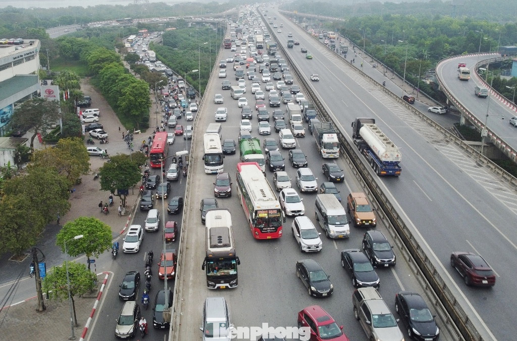 Nguyên nhân là lưu lượng ô tô, xe máy và cả xe khách, xe tải lưu thông theo hướng cầu Thanh Trì - Ngọc Hồi và ngược lại vẫn phải qua nút giao Ngọc Hồi - Giải Phóng - Pháp Vân mỗi ngày.