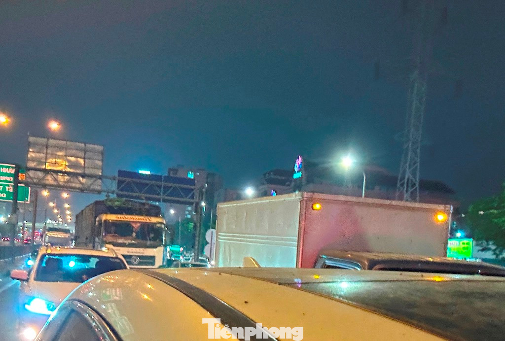 Thời điểm từ 17h đến 19h30 tối nay, ùn tắc đã xảy ra kéo dài trên đường Vành đai 3 trên cao theo chiều cầu Thăng Long - Mai Dịch.