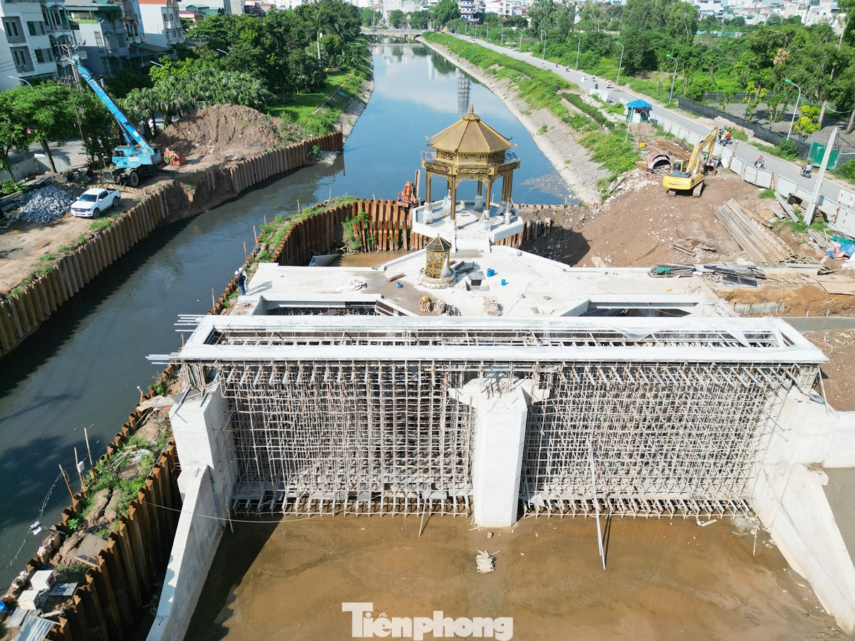 Theo Luật Đê điều, hàng năm từ tháng 6 đến tháng 9, dừng mọi hoạt động thi công, làm thay đổi dòng chảy trên sông, xâm hại đến an toàn của đê điều. Nhưng hiện trên sông Tô Lịch đang có nhiều công trường thi công ngăn dòng chảy. Theo Luật Đê điều, hàng năm từ tháng 6 đến tháng 9, dừng mọi hoạt động thi công, làm thay đổi dòng chảy trên sông, xâm hại đến an toàn của đê điều. Nhưng hiện trên sông Tô Lịch đang có nhiều công trường thi công ngăn dòng chảy.