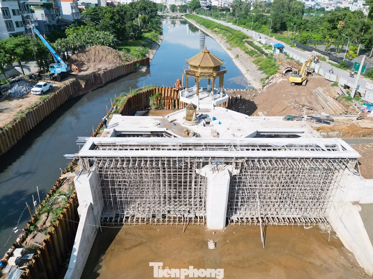 Theo Luật Đê điều, hàng năm từ tháng 6 đến tháng 9, dừng mọi hoạt động thi công, làm thay đổi dòng chảy trên sông, xâm hại đến an toàn của đê điều. Nhưng hiện trên sông Tô Lịch đang có nhiều công trường thi công ngăn dòng chảy. Theo Luật Đê điều, hàng năm từ tháng 6 đến tháng 9, dừng mọi hoạt động thi công, làm thay đổi dòng chảy trên sông, xâm hại đến an toàn của đê điều. Nhưng hiện trên sông Tô Lịch đang có nhiều công trường thi công ngăn dòng chảy.
