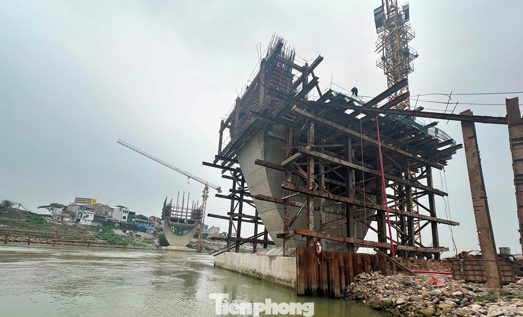 Tuy nhiên, dự án cầu Đuống mới đến nay vẫn chưa đúc xong 2 trụ chính. Tất cả các hạng mục từ đường dẫn, trụ, nhịp... đều đang thi công dở dang.