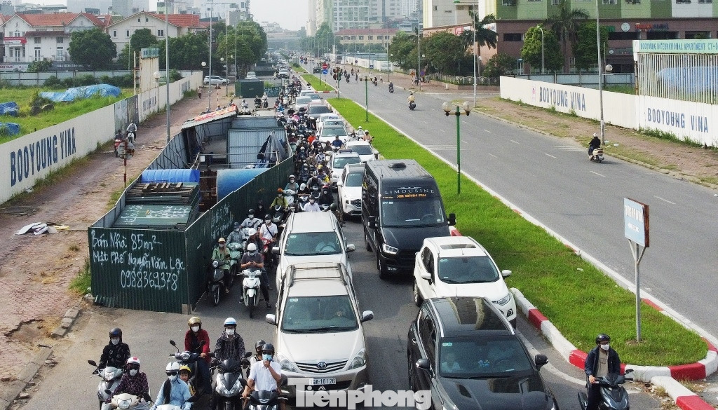 Các vị trí hàng rào đang tồn tại chiếm dụng hơn nửa lòng đường, khiến giao thông trên phố Vũ Trọng Khánh thường xuyên ùn tắc kéo dài.