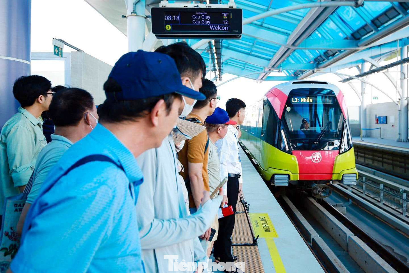 Tàu đô thị Hà Nội hoạt động trên tuyến. Tàu đô thị Hà Nội hoạt động trên tuyến.