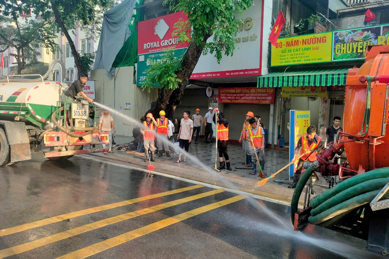 Sau khi bùn đã chấm dứt phun ra phố Cát Linh các đơn vị thi công đã tiến hành phun, rửa đường.