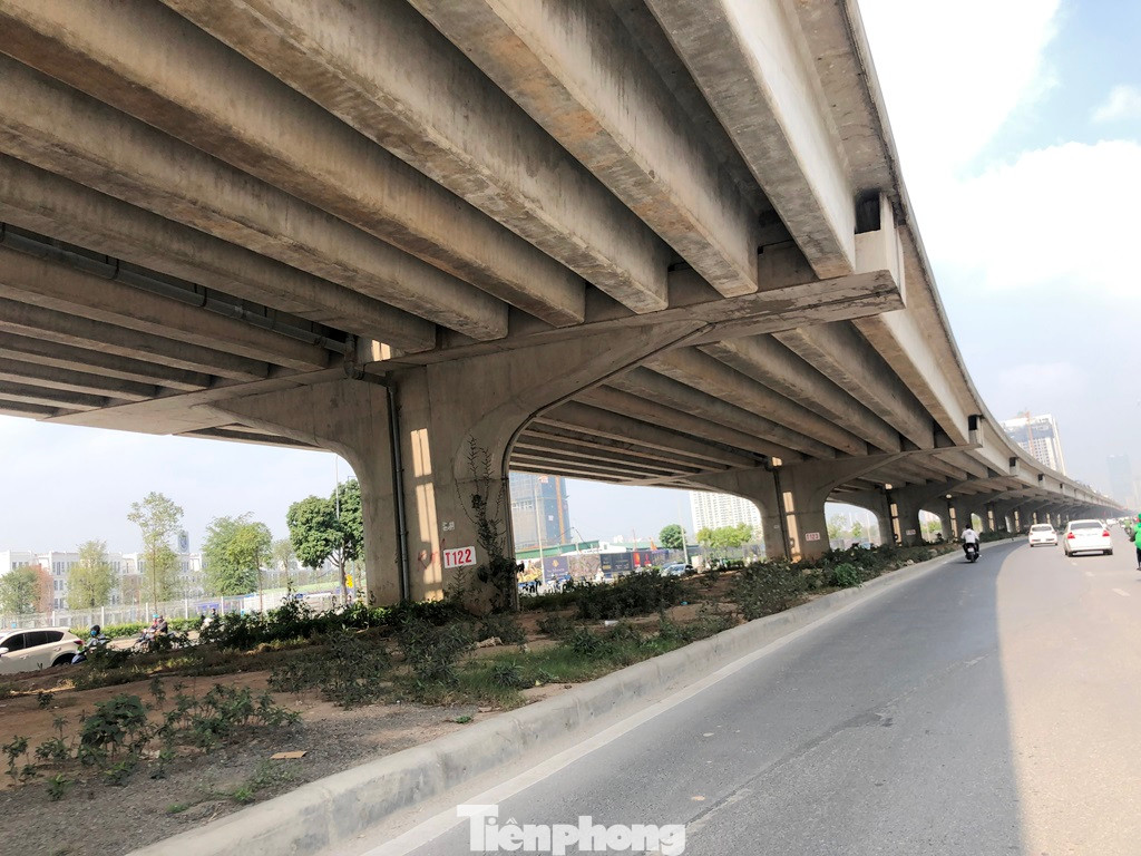 Ban Duy tu cho biết, trên chiều dài 11,4 km đoạn Pháp Vân - Mai Dịch có ba hạng mục đảm bảo an toàn quan trọng gồm: Khe co giãn (176 khe); trụ cầu (403 trụ); gối cầu (7.140 gối). Trong đó có nhiều thiết bị đã bị hư hỏng.