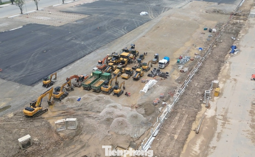 Có tổng cộng 6 nhà thầu tham gia thi công cầu Tứ Liên. Có thời điểm máy móc huy động đến công trường phía Đông Anh dày đặc, phải xếp hàng để đợi đến lượt vào thi công. Có tổng cộng 6 nhà thầu tham gia thi công cầu Tứ Liên. Có thời điểm máy móc huy động đến công trường phía Đông Anh dày đặc, phải xếp hàng để đợi đến lượt vào thi công.