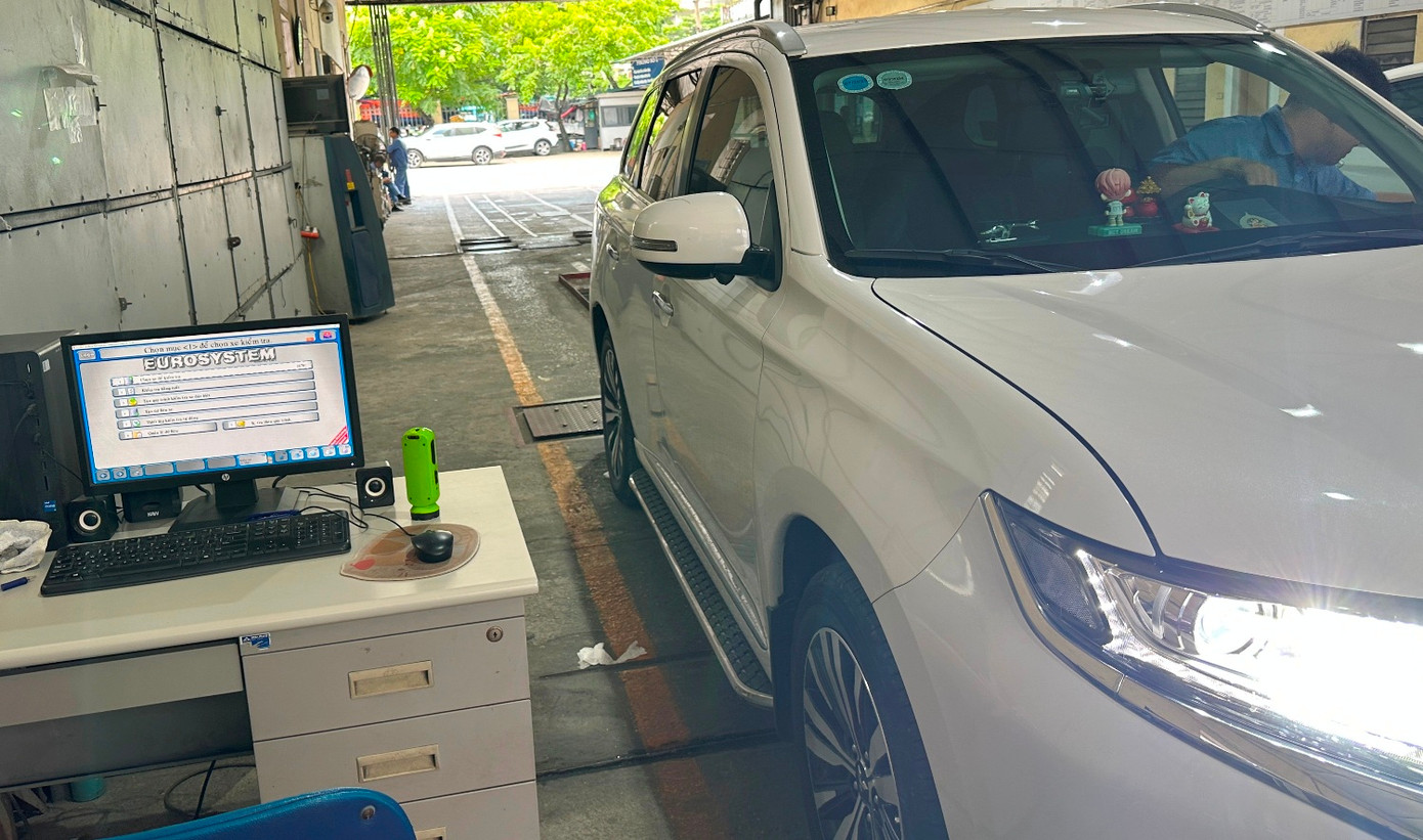 Sau khi nhân viên kiểm tra trực tiếp một số hạng mục kỹ thuật, an toàn, xe tiếp tục được đưa đến hệ thống đo, test bằng máy, nếu phát hiện lỗi, máy sẽ tự động báo và từ chối đăng kiểm. Sau khi nhân viên kiểm tra trực tiếp một số hạng mục kỹ thuật, an toàn, xe tiếp tục được đưa đến hệ thống đo, test bằng máy, nếu phát hiện lỗi, máy sẽ tự động báo và từ chối đăng kiểm.