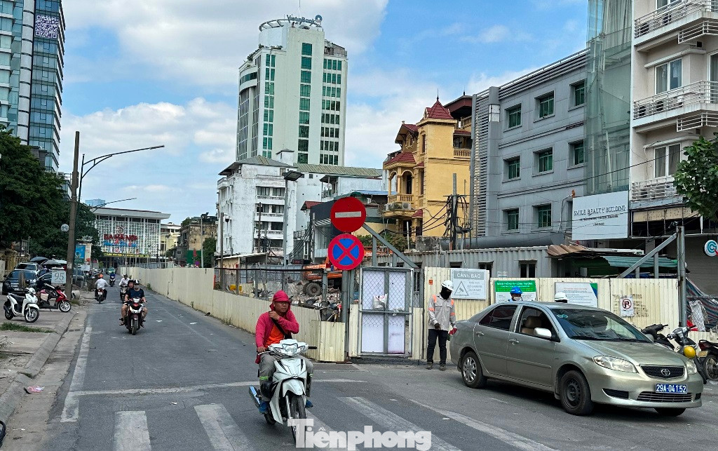 Đường Trần Hưng Đạo được dựng rào để hoàn thiện việc thi công ga ngầm S12.