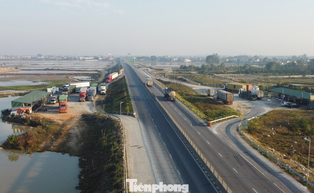 Dọc tuyến cao tốc Bắc Nam đoạn Ninh Bình – Hà Tĩnh dài khoảng 250 km được quy hoạch có 3 trạm dừng nghỉ và được Chính phủ yêu cầu hoàn thành từ năm 2023. Tuy nhiên đến nay tại đây vẫn chỉ là các trạm dừng nghỉ tạm bợ. Dọc tuyến cao tốc Bắc Nam đoạn Ninh Bình – Hà Tĩnh dài khoảng 250 km được quy hoạch có 3 trạm dừng nghỉ và được Chính phủ yêu cầu hoàn thành từ năm 2023. Tuy nhiên đến nay tại đây vẫn chỉ là các trạm dừng nghỉ tạm bợ.