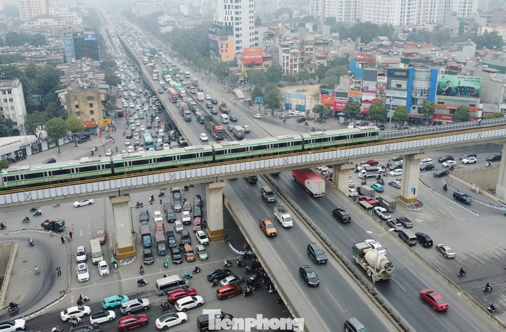 Lượng xe dịp cuối năm đông và các dòng xe đi lại chưa quen với phương án tổ chức giao thông mới được đại diện Sở GTVT Hà Nội cho biết là nguyên nhân chính gây ùn ứ trong 2 ngày nay. Trong ngày 19/1, Sở GTVT Hà Nội yêu cầu các đơn vị liên quan tiếp tục điều chỉnh lại cho phù hợp.