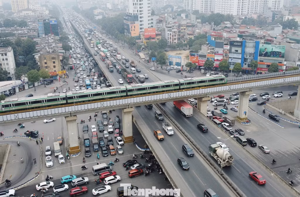 Lượng xe dịp cuối năm đông và các dòng xe đi lại chưa quen với phương án tổ chức giao thông mới được đại diện Sở GTVT Hà Nội cho biết là nguyên nhân chính gây ùn ứ trong 2 ngày nay. Trong ngày 19/1, Sở GTVT Hà Nội yêu cầu các đơn vị liên quan tiếp tục điều chỉnh lại cho phù hợp.
