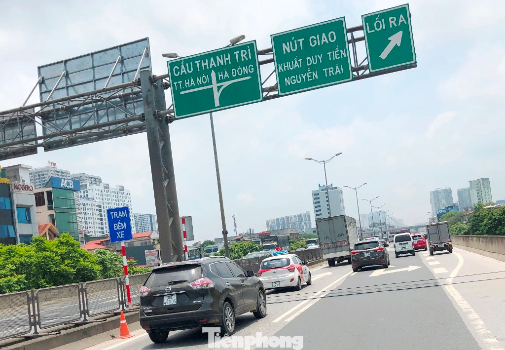 Vào ban ngày đoạn đường này cũng cấm xe trên 1/2 lòng đường để tiến hành sửa chữa.