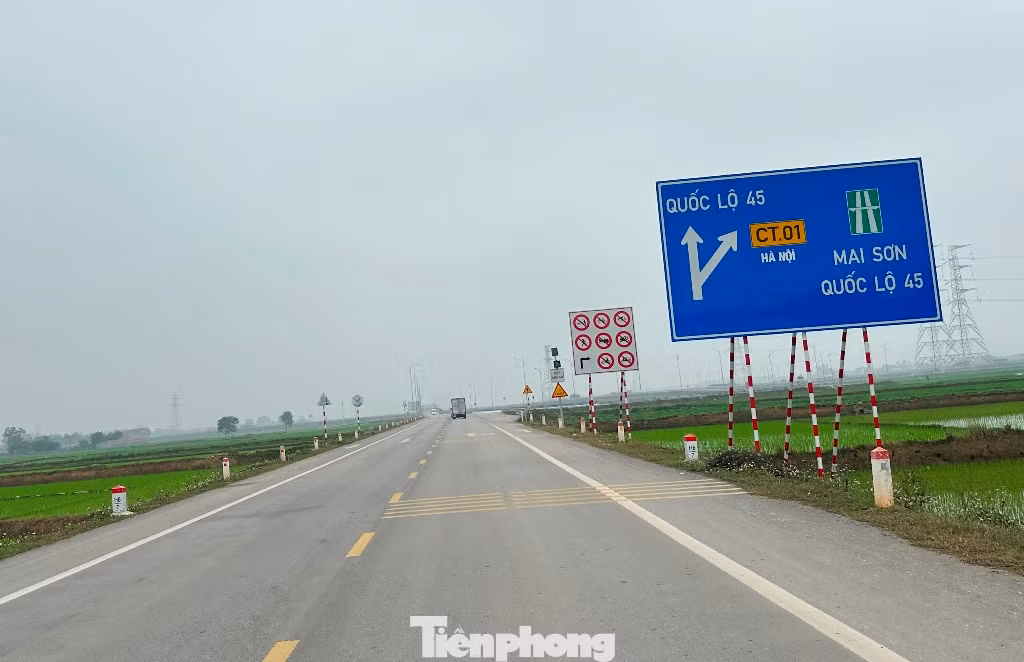 Điểm cuối đường dẫn cầu Xuân Quang là nút giao với cao tốc Bắc Nam (đoạn Mai Sơn - QL45) và QL45.