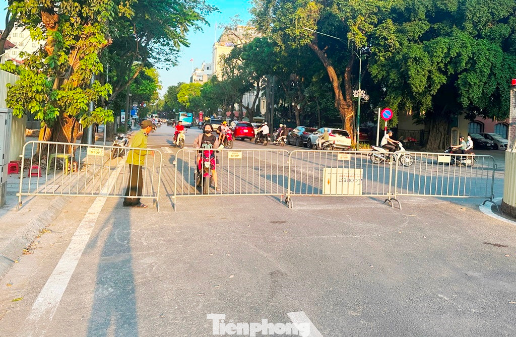 Cụ thể, đoạn trước trụ sở Bộ Xây dựng (đoạn 1), sau khi một phần lòng đường chiều đi ga Hà Nội được hoàn trả, đơn vị thi công đã tổ chức cho xe đi một chiều từ Trần Bình Trọng ra phố Quán Sứ. Trong chiều 12/5, do hạ tầng hoàn thiện chưa xong nên đoạn này vẫn đang phải đóng rào, chưa cho xe lưu thông.