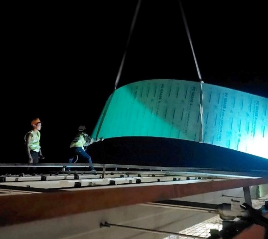 Tấm mái nhà ga tàu Cát Linh - Hà Đông vừa được vận chuyển về nhà ga Yên Nghĩa và được cẩu lên vị trí bị thủng để lắp đặt trong đêm.