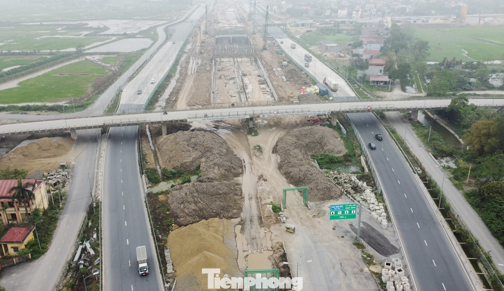 Hiện trường thi công nút giao Phú Thứ với đường trên cao, đường đi băng và đường hầm đã hiện hình. Ảnh: TA.