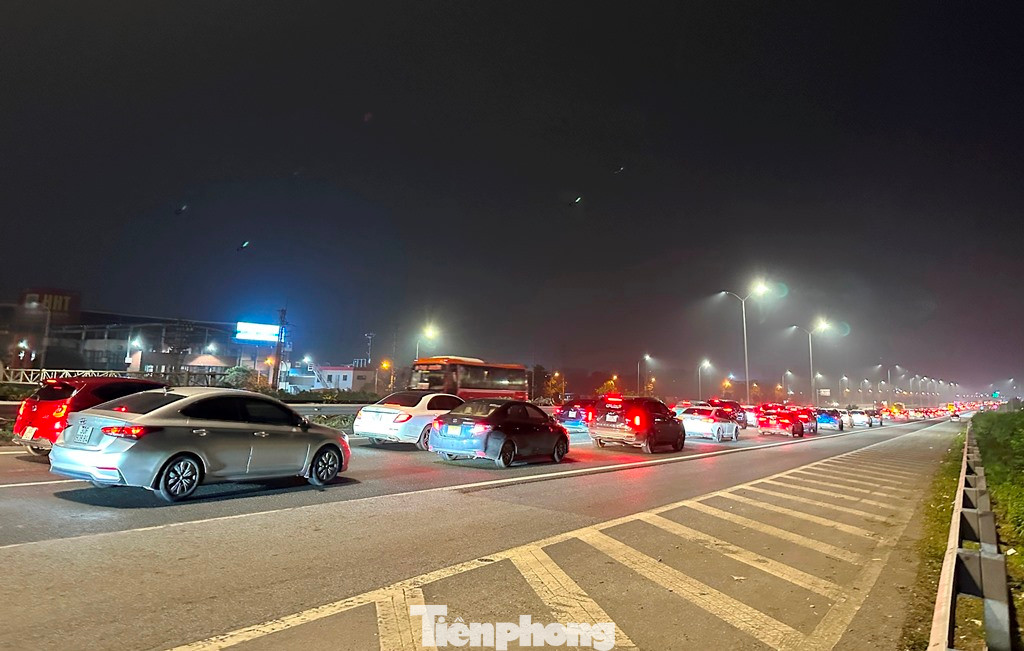 Cao tốc như một bãi xe khổng lồ, nhiều người dân từ các tỉnh Nam Định, Thái Bình, Thanh Hóa, Nghệ An... đi về Hà Nội từ chiều nhưng đến thời điểm 21h30 đêm nay vẫn đang ở trên cao tốc. Cao tốc như một bãi xe khổng lồ, nhiều người dân từ các tỉnh Nam Định, Thái Bình, Thanh Hóa, Nghệ An... đi về Hà Nội từ chiều nhưng đến thời điểm 21h30 đêm nay vẫn đang ở trên cao tốc.