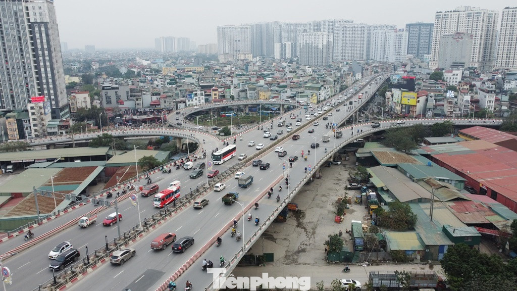 Cầu có tổng chiều dài hơn 5 km, trong đó phần cầu đi ở đường dẫn (cầu cạn) cả phần nội thành và Long Biên dài hơn 1 km