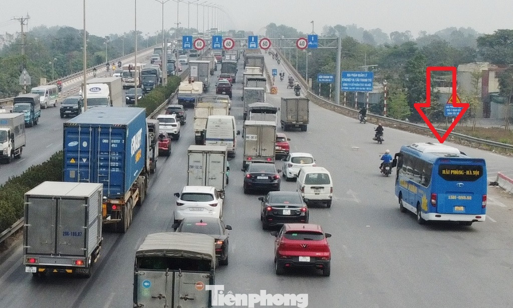 Để dừng đỗ, đón được khách một số xe chạy tuyến Hải Phòng, Quảng Ninh còn chạy vào làn đường dành cho xe máy (mũi tên đỏ).