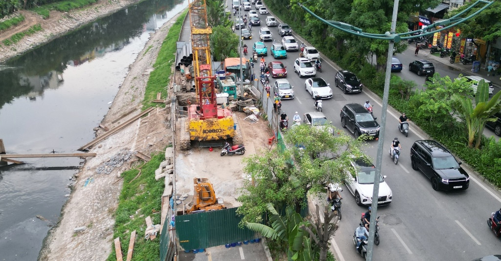 Nguyên nhân của việc này là do thời gian qua, ven sông Tô Lịch đang có một số công trường đào hè đường liên tục, dẫn đến xe đạp công cộng và các hoạt động đi bộ của người dân trên tuyến đường bị ảnh hưởng. Nguyên nhân của việc này là do thời gian qua, ven sông Tô Lịch đang có một số công trường đào hè đường liên tục, dẫn đến xe đạp công cộng và các hoạt động đi bộ của người dân trên tuyến đường bị ảnh hưởng.