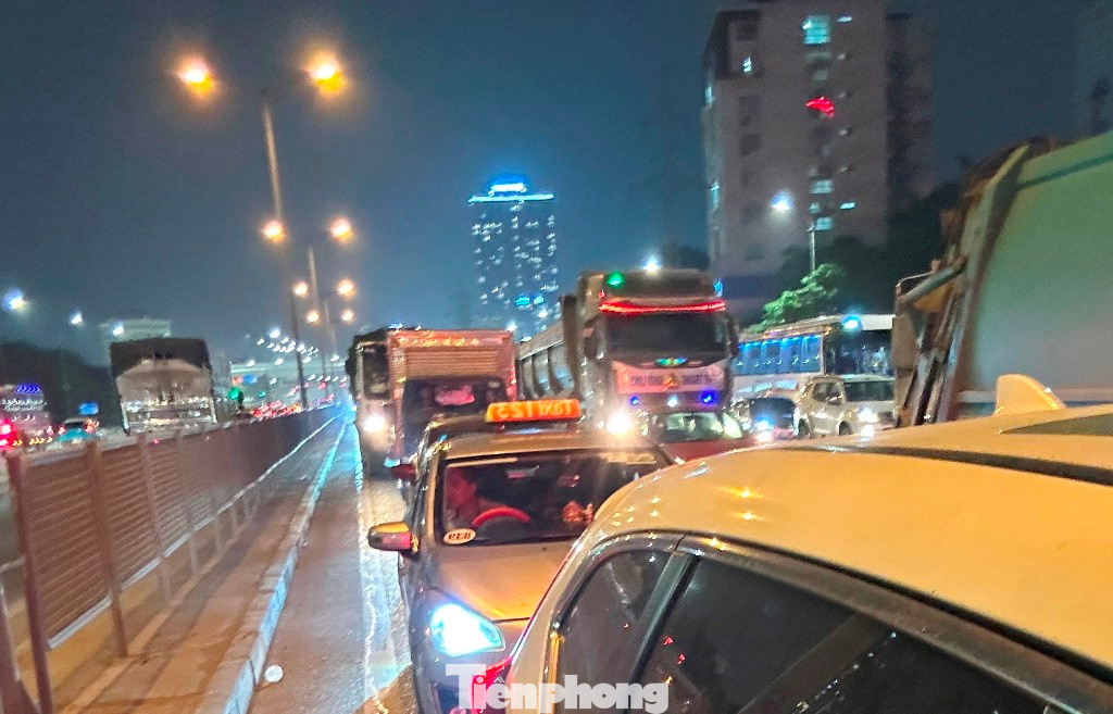 Mặc dù là ngày cuối tuần nhưng lượng xe tải, xe khách lưu thông vào buổi chiều tối đông, cùng với đó lòng đường trên cao đoạn Mai Dịch - đại lộ Thăng Long đang bị hàng rào thi công khe co giãn chiếm dụng 1/2 nên ùn tắc đã kéo dài.