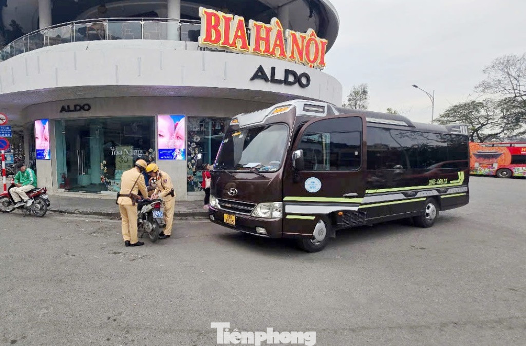 Với các xe ô tô kinh doanh, xe chở khách dừng đỗ sai quy định, CSGT đã kiểm tra, lập biên bản xử phạt.