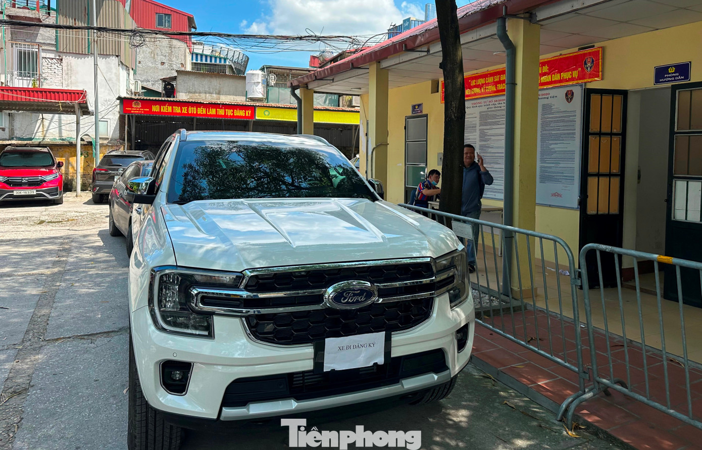 Tại điểm đăng ký xe của Phòng CSGT ở phố Thái Thịnh (Đống Đa), với xe đổi biển số, làm lại đăng ký CSGT không yêu cầu chủ xe phải đưa phương tiện đến, tại đây chỉ những xe mới và đăng ký lần đầu mới phải đưa vào sân trụ sở, giảm xếp hàng dài. Tại điểm đăng ký xe của Phòng CSGT ở phố Thái Thịnh (Đống Đa), với xe đổi biển số, làm lại đăng ký CSGT không yêu cầu chủ xe phải đưa phương tiện đến, tại đây chỉ những xe mới và đăng ký lần đầu mới phải đưa vào sân trụ sở, giảm xếp hàng dài.