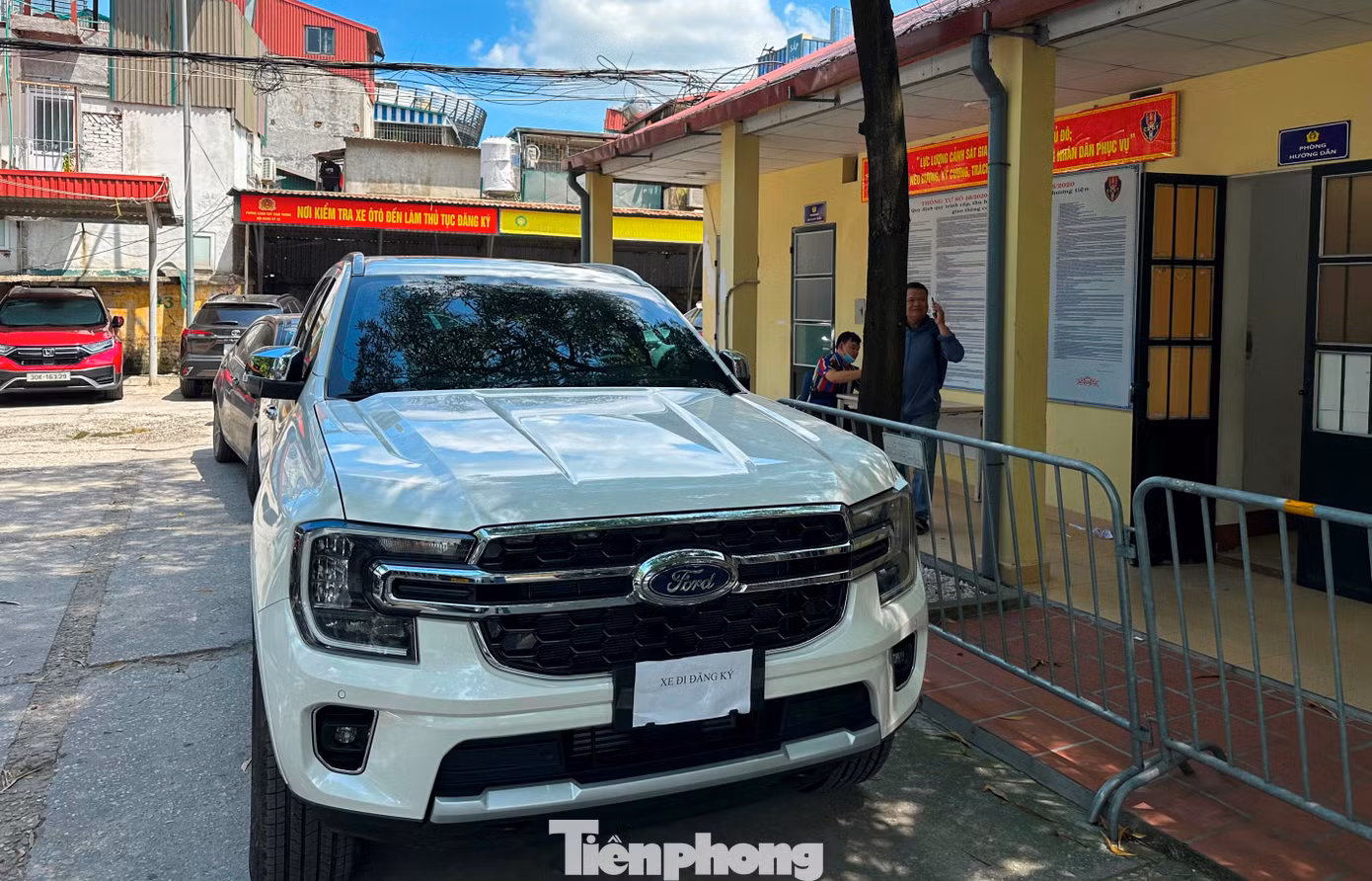Tại điểm đăng ký xe của Phòng CSGT ở phố Thái Thịnh (Đống Đa), với xe đổi biển số, làm lại đăng ký CSGT không yêu cầu chủ xe phải đưa phương tiện đến, tại đây chỉ những xe mới và đăng ký lần đầu mới phải đưa vào sân trụ sở, giảm xếp hàng dài.
