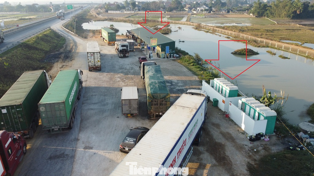 Do xây dựng tạm bợ nên sân bãi, hạ tầng - nhà dịch vụ phục vụ tài xế, lái xe và phương tiện lưu thông trên cao tốc chưa đẩy đủ, chưa đáp ứng được các tiêu chuẩn tối thiểu (như khu vực nhà nghỉ cho lái xe, cây xăng dầu, sân bãi đỗ xe đủ rộng tối thiểu hơn 1 ha...). Do xây dựng tạm bợ nên sân bãi, hạ tầng - nhà dịch vụ phục vụ tài xế, lái xe và phương tiện lưu thông trên cao tốc chưa đẩy đủ, chưa đáp ứng được các tiêu chuẩn tối thiểu (như khu vực nhà nghỉ cho lái xe, cây xăng dầu, sân bãi đỗ xe đủ rộng tối thiểu hơn 1 ha...).