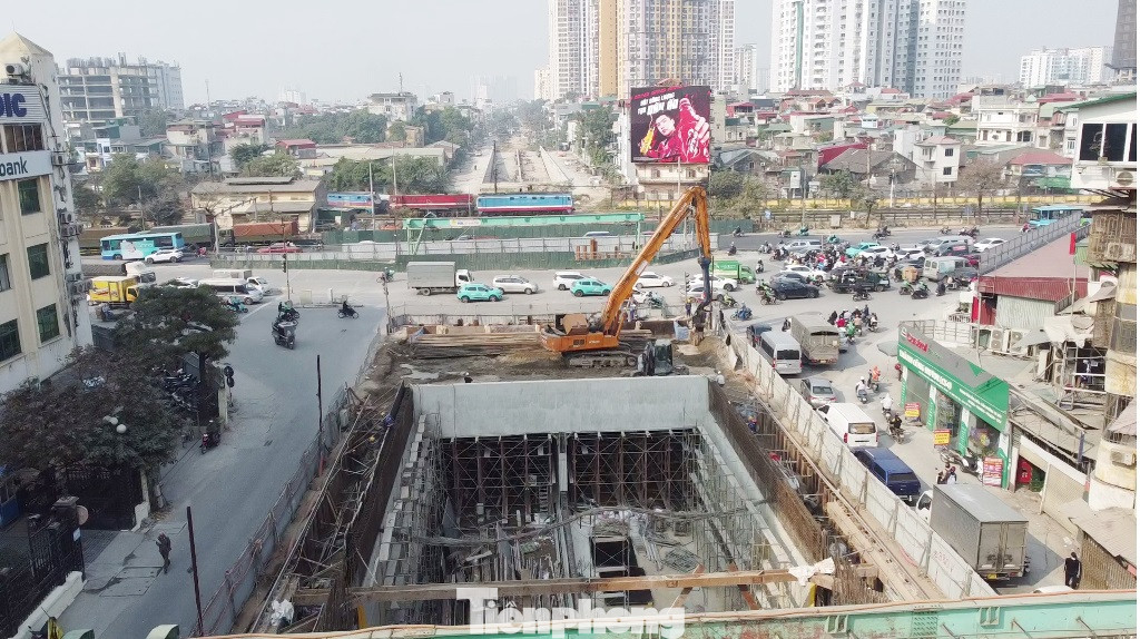 Sau hơn 2 năm thi công, hiện dự án đã hoàn thành phần đường dẫn tại khu vực Định Công, đang tập trung thi công đường hầm ở giữa nút giao và đường dẫn tại khu vực phố Kim Đồng.