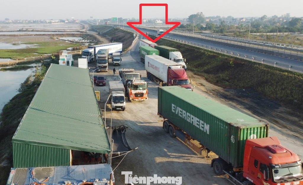 Trạm dừng nghỉ trên cao tốc Mai Sơn - QL45 chật kín xe vào gửi và lối vào không thể tiếp nhận xe khác trong thời gian vừa qua. Trạm dừng nghỉ trên cao tốc Mai Sơn - QL45 chật kín xe vào gửi và lối vào không thể tiếp nhận xe khác trong thời gian vừa qua.