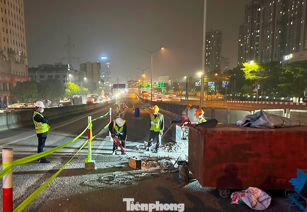 Sau khi đường trên cao được cấm phương tiện, liên danh nhà thầu sửa chữa khe co giãn ở đường Vành đai 3 trên cao đã chia nhân viên, cán bộ giám sát làm 3 "mũi" thi công sữa chữa đồng bộ xuyên đêm (từ 22h sáng hôm trước đến 6h sáng hôm sau).