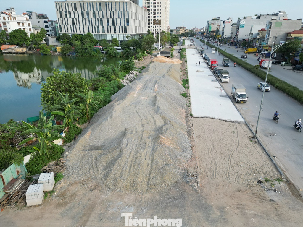 Sau nhiều năm "đắp chiếu", thời gian qua công trường dự án mở rộng đường Tam Trinh (Hoàng Mai, Hà Nội) được các nhà thầu huy động cát sỏi, vật liệu… để thi công trở lại.