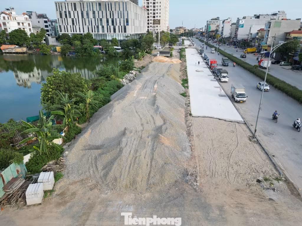 Sau nhiều năm "đắp chiếu", thời gian qua công trường dự án mở rộng đường Tam Trinh (Hoàng Mai, Hà Nội) được các nhà thầu huy động cát sỏi, vật liệu… để thi công trở lại.