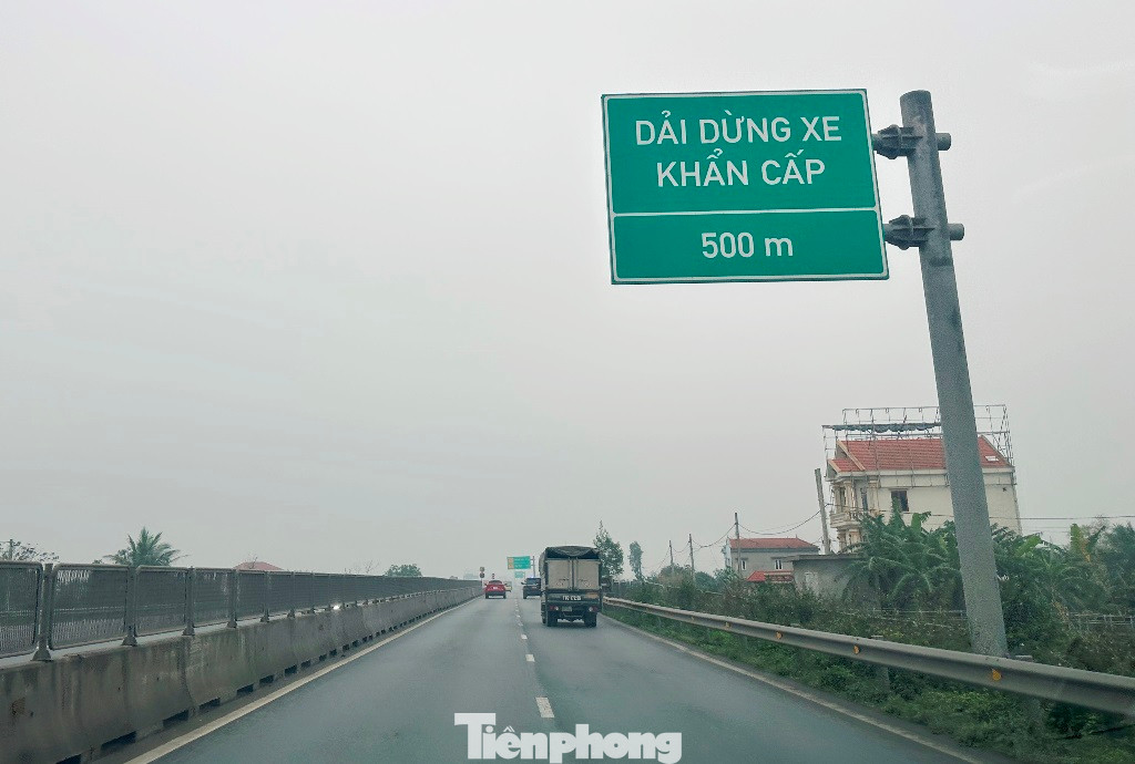 Tuyến đường chỉ bố trí các "dải dừng khẩn cấp" cách nhiều km.