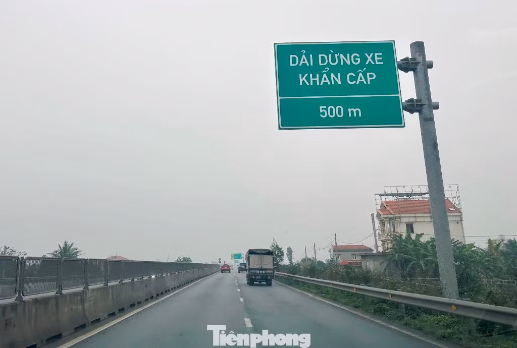 Tuyến đường chỉ bố trí các "dải dừng khẩn cấp" cách nhiều km.