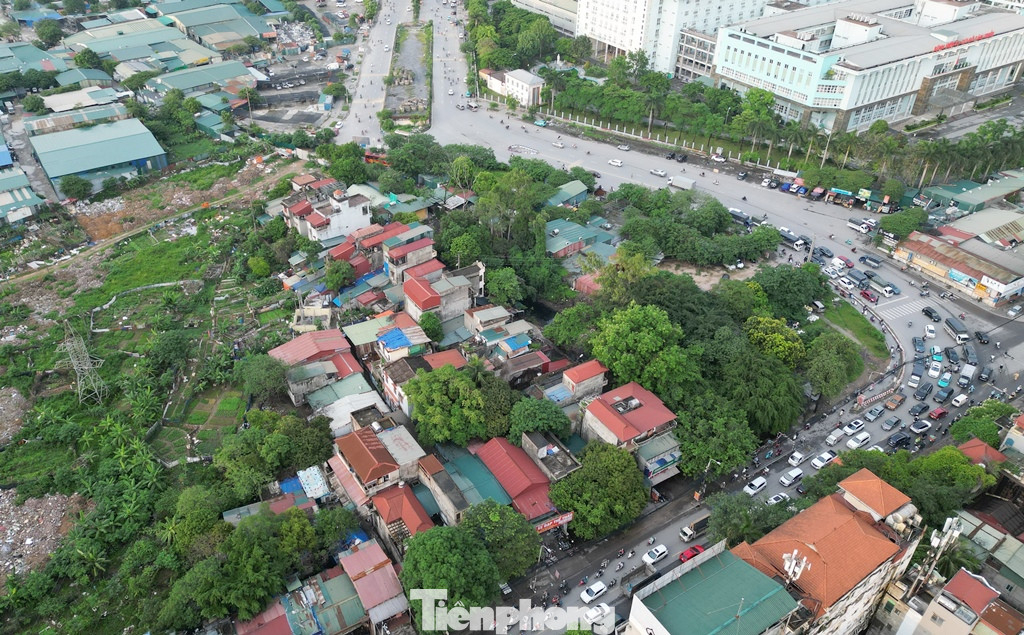 Tuy nhiên, ghi nhận của PV Tiền Phong những ngày qua, quý II đã trôi đi 2/3 thời gian nhưng nhà, công trình xây dựng của gần 100 hộ dân nằm trong phạm vi nút giao vẫn tồn tại. Nút giao dị dạng vẫn tồn tại và đường vẫn ùn tắc triền miên. Ảnh chụp ngày 21/5